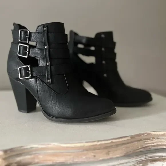 FOREVER Cut-Out Moto / Biker Heeled Booties with Silver Buckles & Studs Size 7.5 - Picture 2 of 7